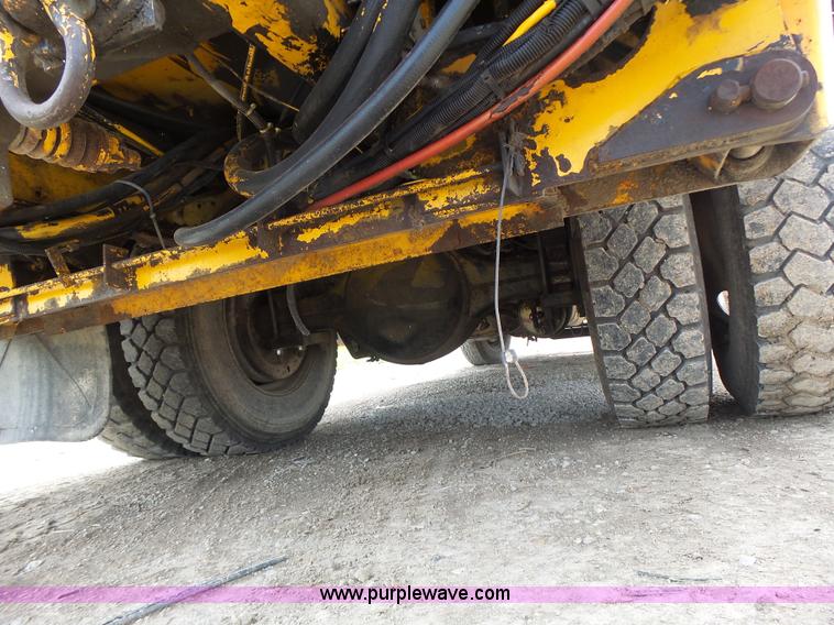 image for item L6086 1990 International 4900 digger derrick truck