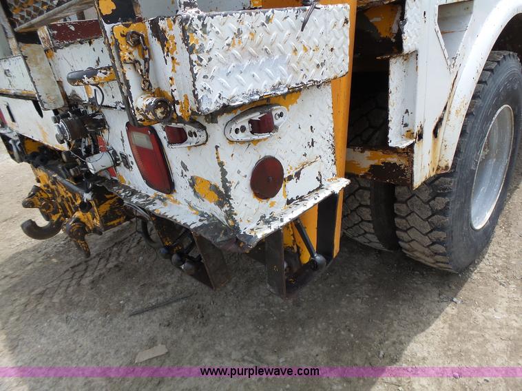 image for item L6086 1990 International 4900 digger derrick truck
