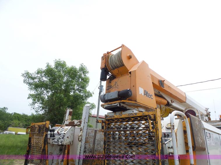 image for item L6086 1990 International 4900 digger derrick truck