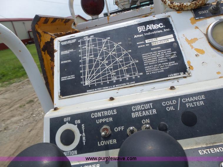 image for item L6086 1990 International 4900 digger derrick truck