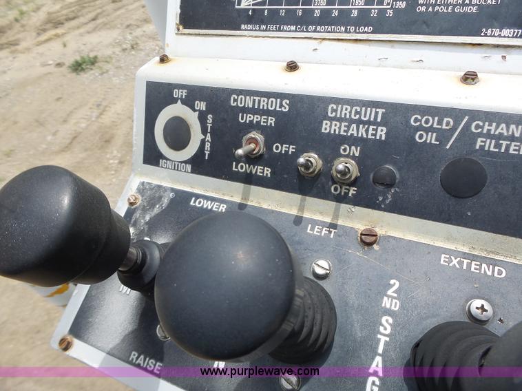 image for item L6086 1990 International 4900 digger derrick truck