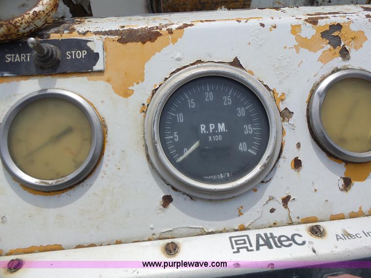 image for item L6086 1990 International 4900 digger derrick truck