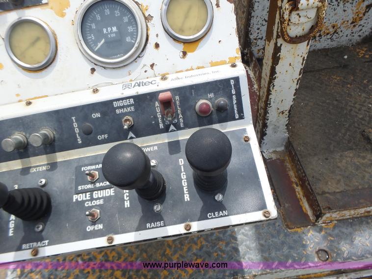 image for item L6086 1990 International 4900 digger derrick truck