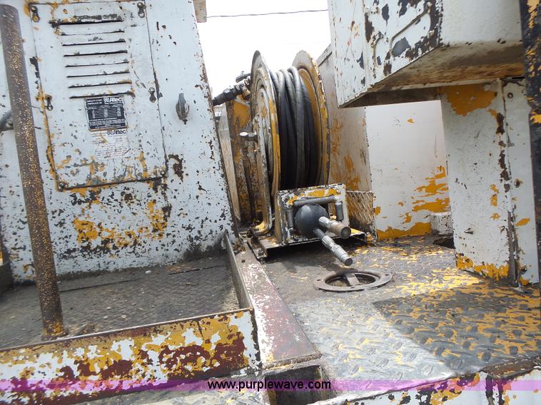 image for item L6086 1990 International 4900 digger derrick truck