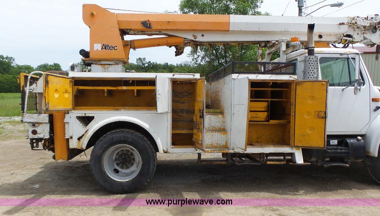 image for item L6086 1990 International 4900 digger derrick truck