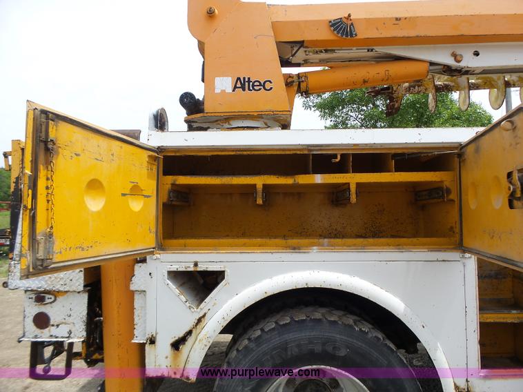 image for item L6086 1990 International 4900 digger derrick truck