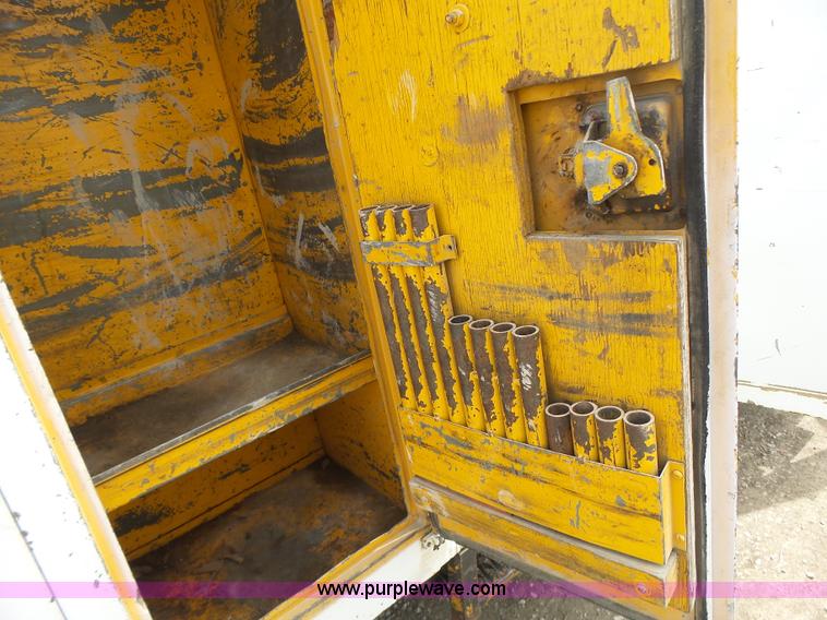 image for item L6086 1990 International 4900 digger derrick truck