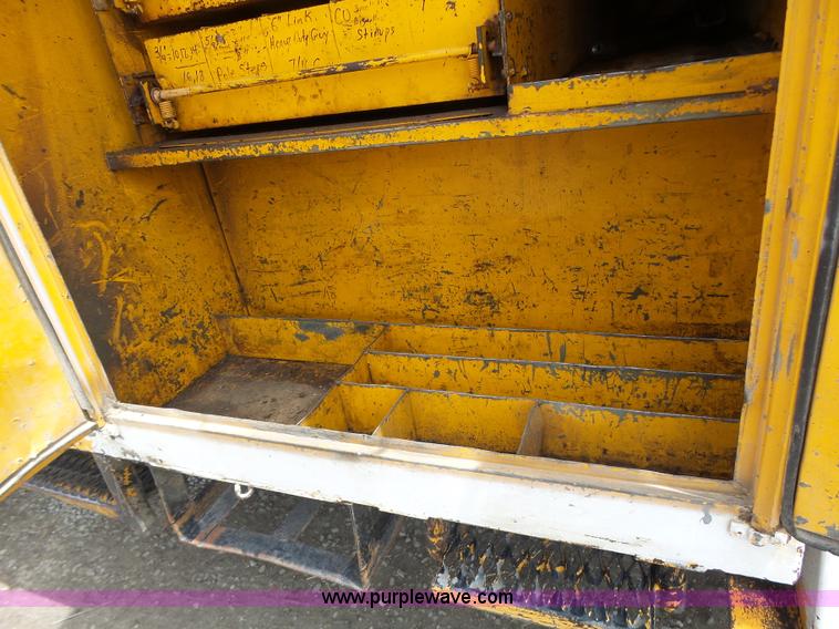 image for item L6086 1990 International 4900 digger derrick truck