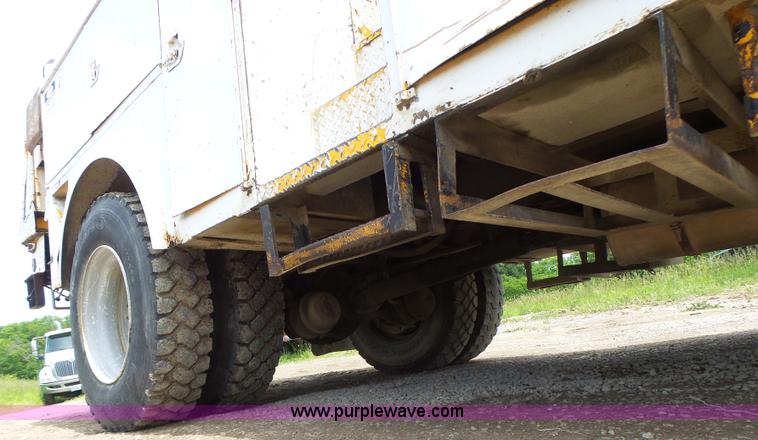 image for item L6086 1990 International 4900 digger derrick truck