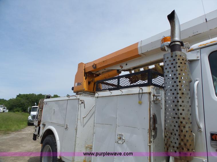 image for item L6086 1990 International 4900 digger derrick truck