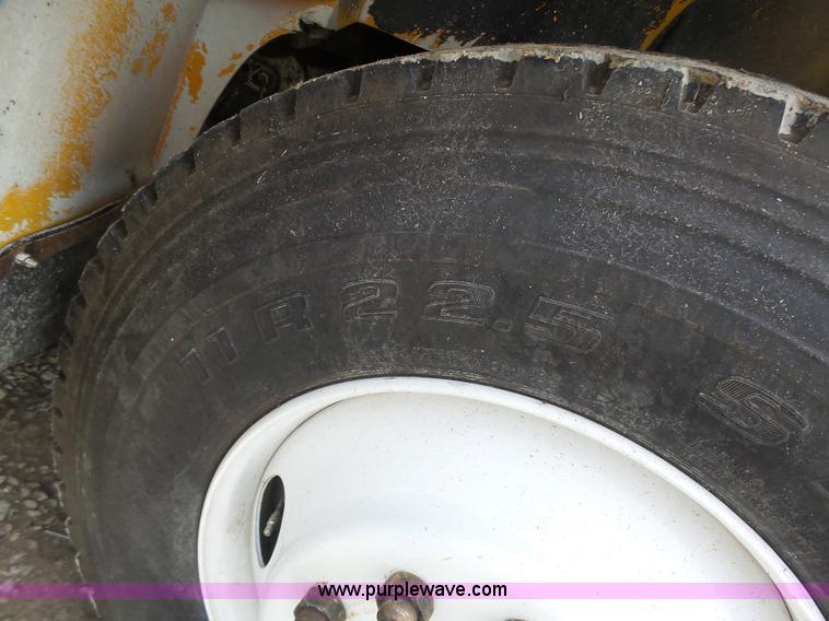 image for item L6086 1990 International 4900 digger derrick truck