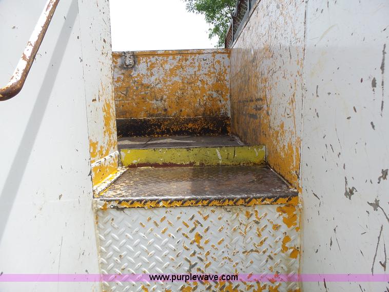 image for item L6086 1990 International 4900 digger derrick truck