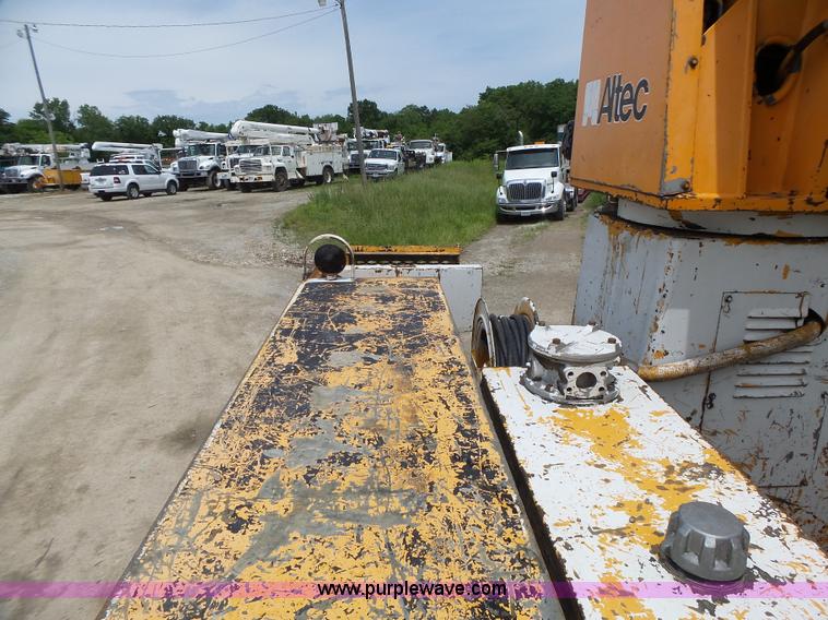 image for item L6086 1990 International 4900 digger derrick truck