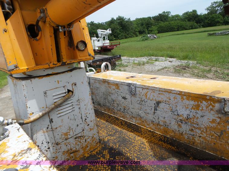 image for item L6086 1990 International 4900 digger derrick truck