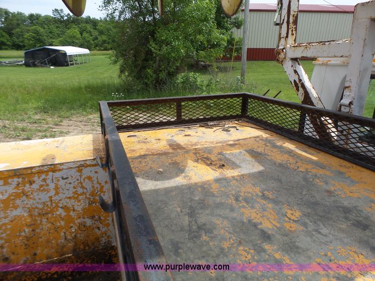 image for item L6086 1990 International 4900 digger derrick truck