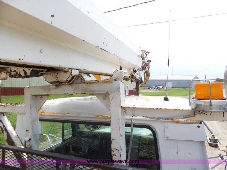 image for item L6086 1990 International 4900 digger derrick truck