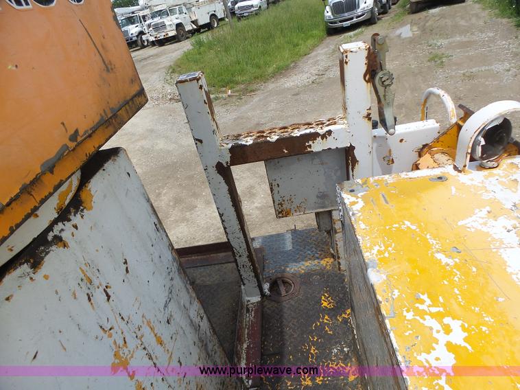 image for item L6086 1990 International 4900 digger derrick truck