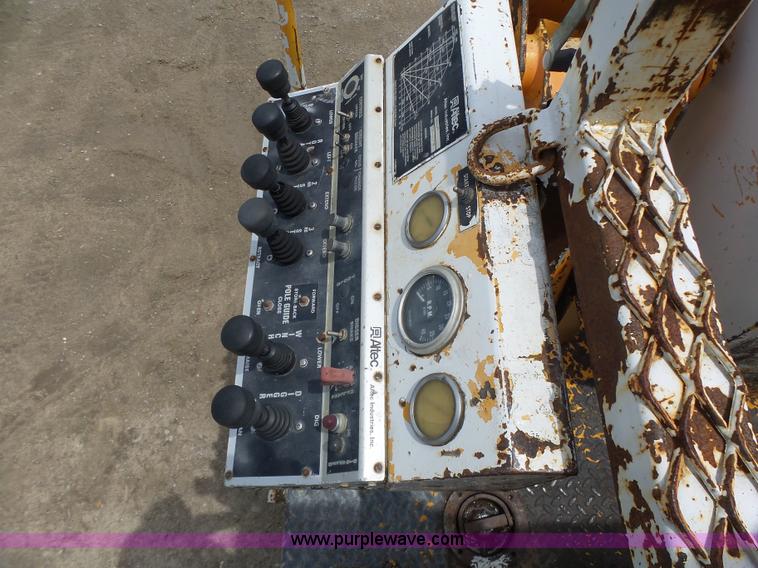 image for item L6086 1990 International 4900 digger derrick truck