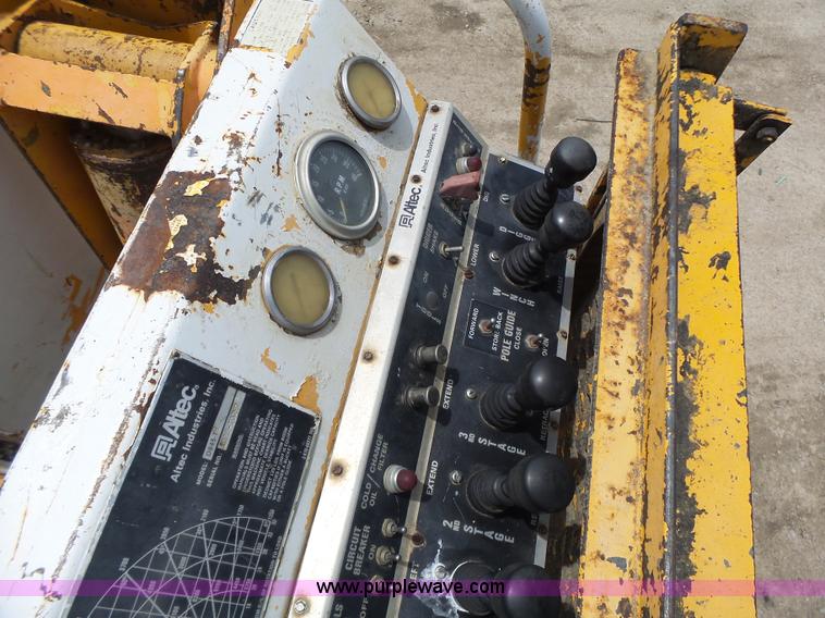 image for item L6086 1990 International 4900 digger derrick truck