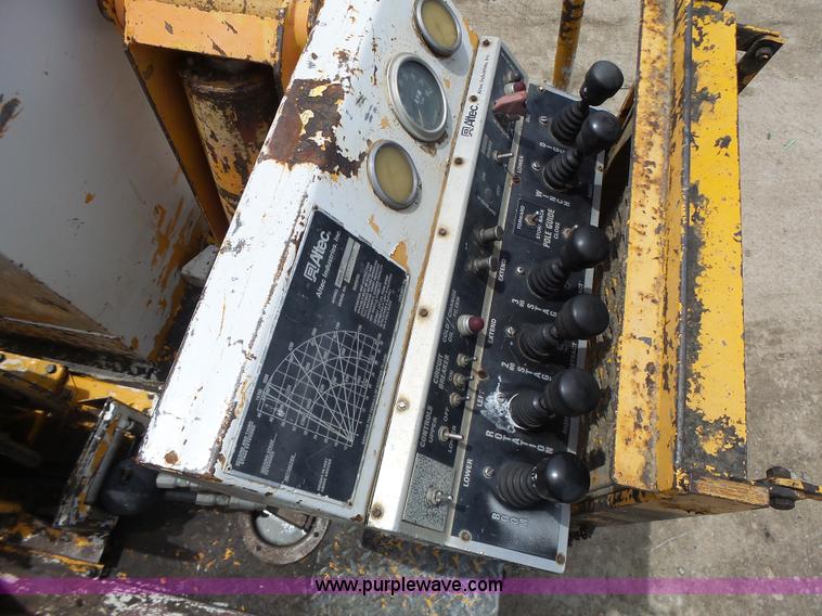 image for item L6086 1990 International 4900 digger derrick truck