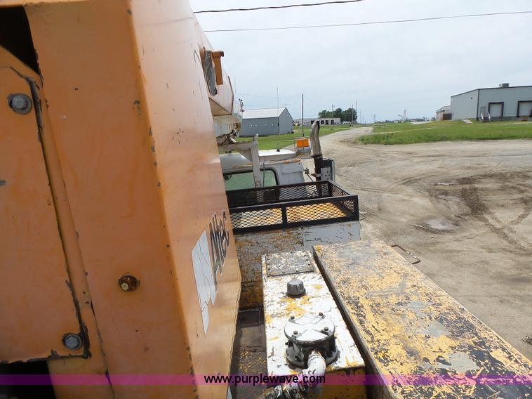 image for item L6086 1990 International 4900 digger derrick truck