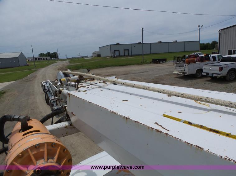 image for item L6086 1990 International 4900 digger derrick truck