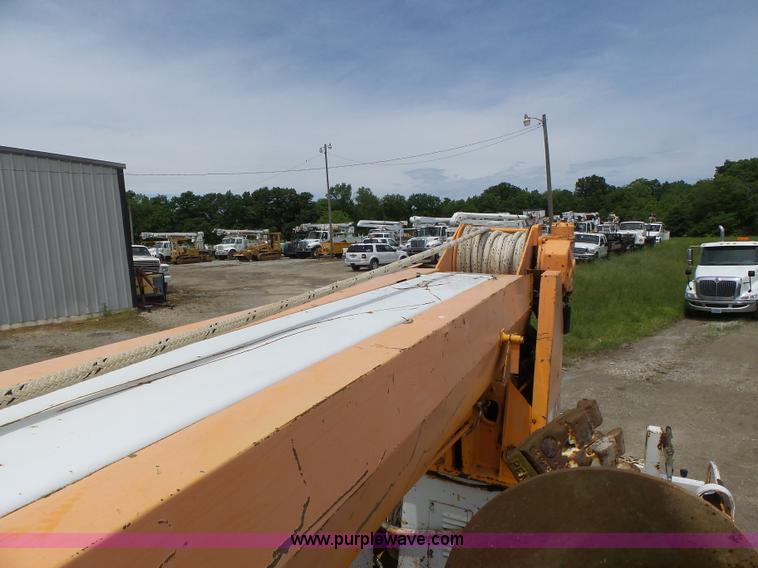 image for item L6086 1990 International 4900 digger derrick truck