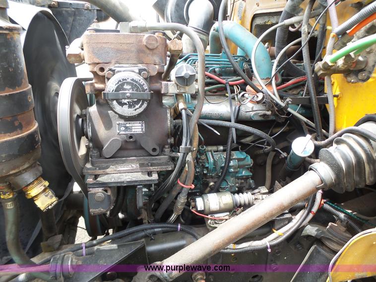 image for item L6086 1990 International 4900 digger derrick truck