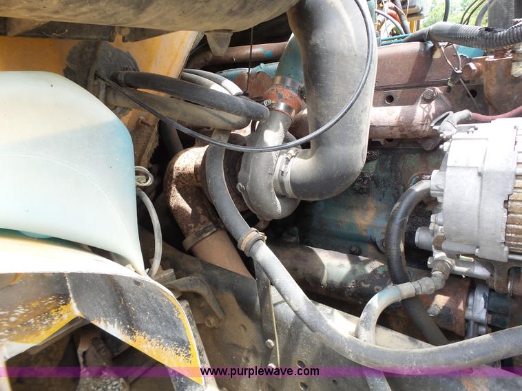 image for item L6086 1990 International 4900 digger derrick truck