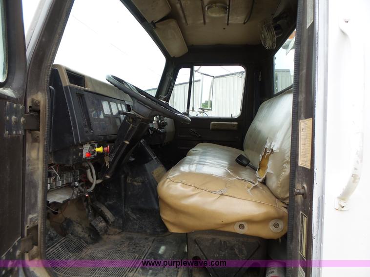 image for item L6086 1990 International 4900 digger derrick truck