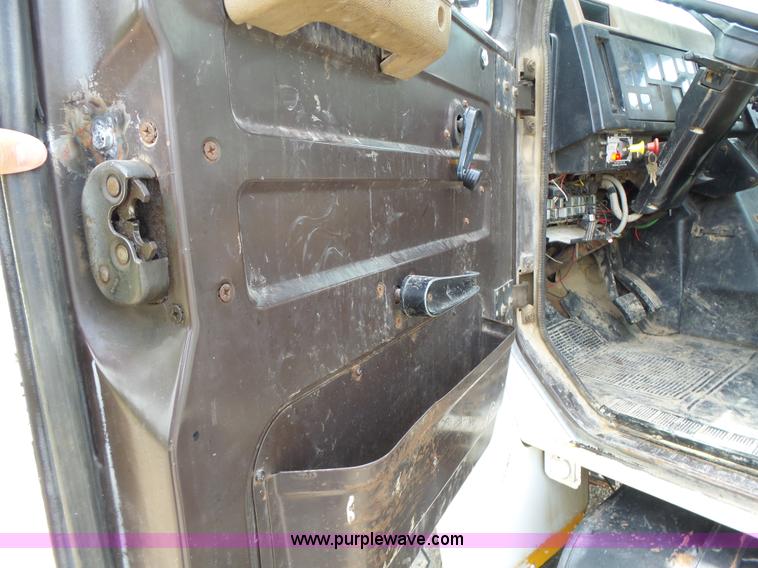 image for item L6086 1990 International 4900 digger derrick truck