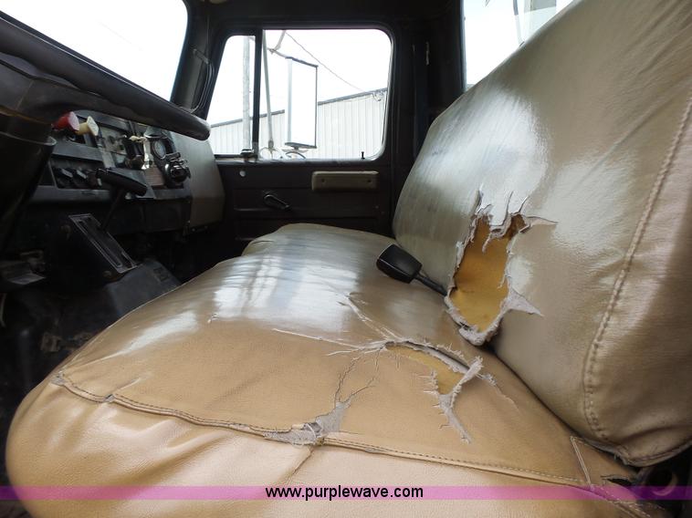 image for item L6086 1990 International 4900 digger derrick truck