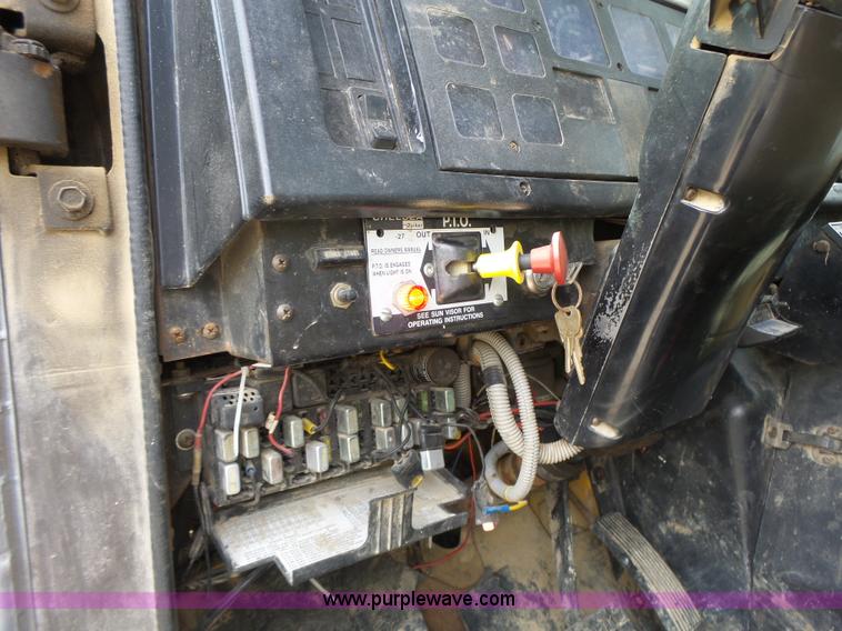 image for item L6086 1990 International 4900 digger derrick truck