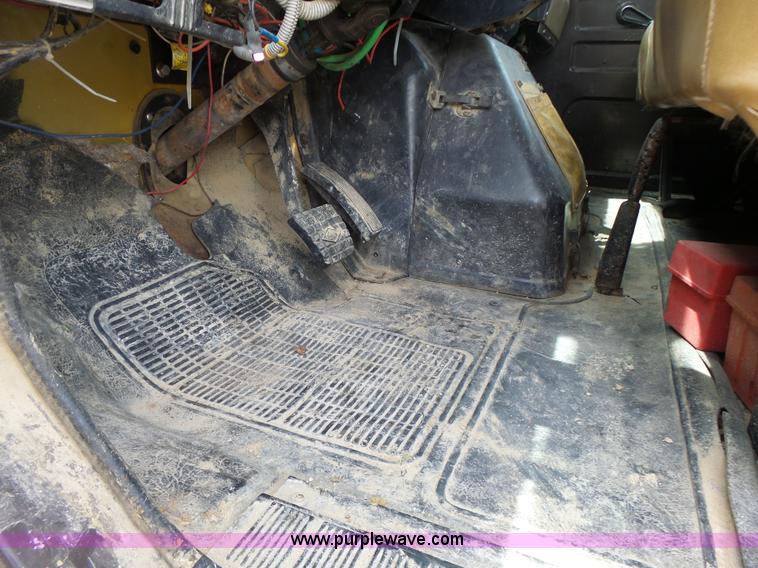 image for item L6086 1990 International 4900 digger derrick truck