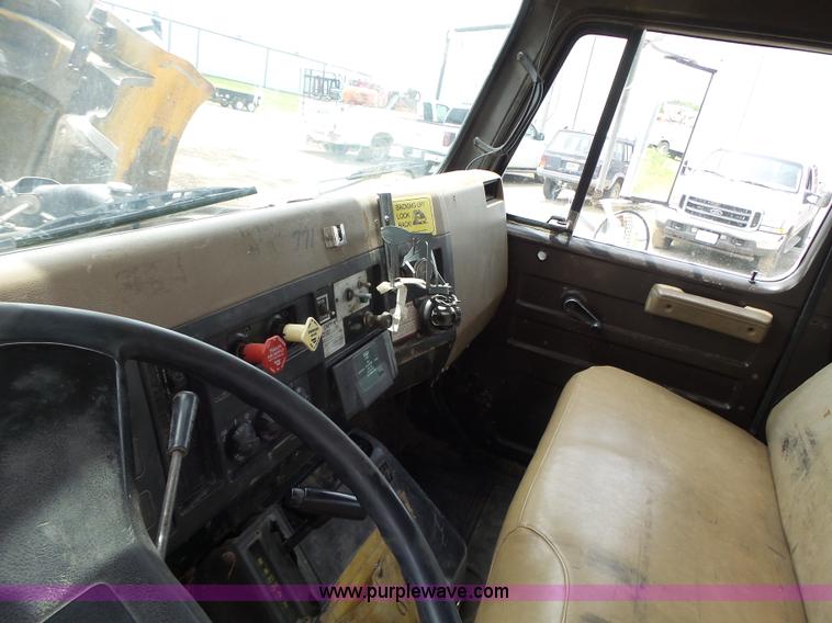 image for item L6086 1990 International 4900 digger derrick truck