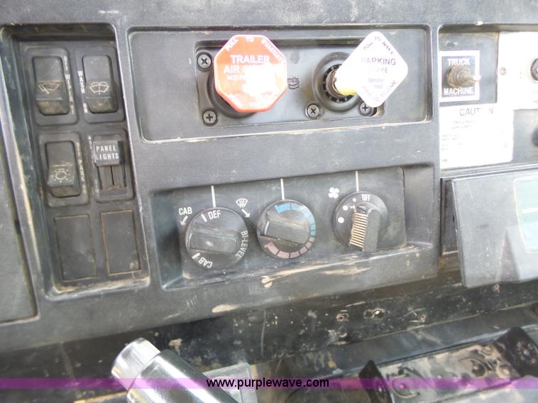 image for item L6086 1990 International 4900 digger derrick truck