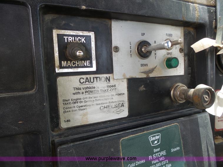 image for item L6086 1990 International 4900 digger derrick truck