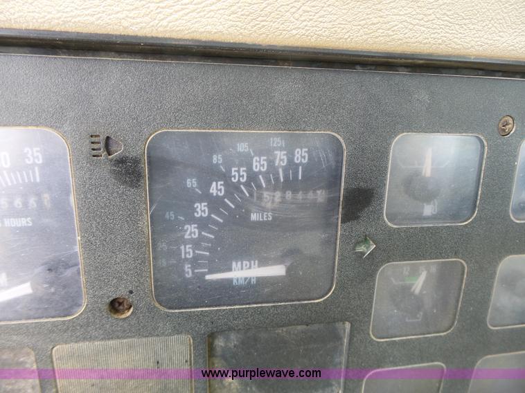 image for item L6086 1990 International 4900 digger derrick truck