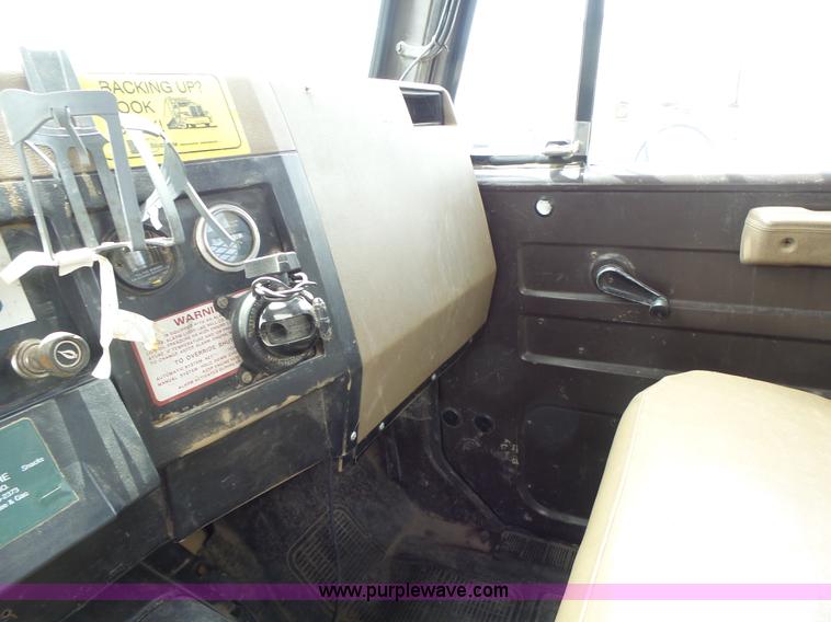 image for item L6086 1990 International 4900 digger derrick truck