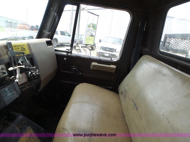 image for item L6086 1990 International 4900 digger derrick truck