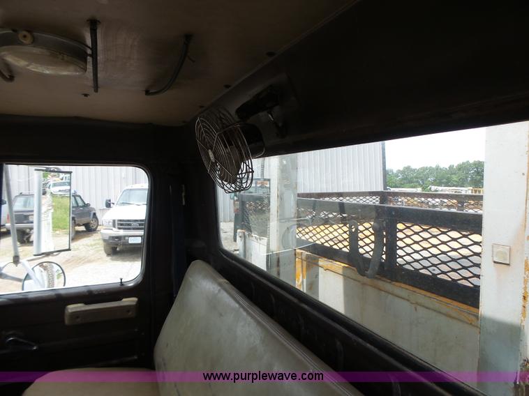 image for item L6086 1990 International 4900 digger derrick truck