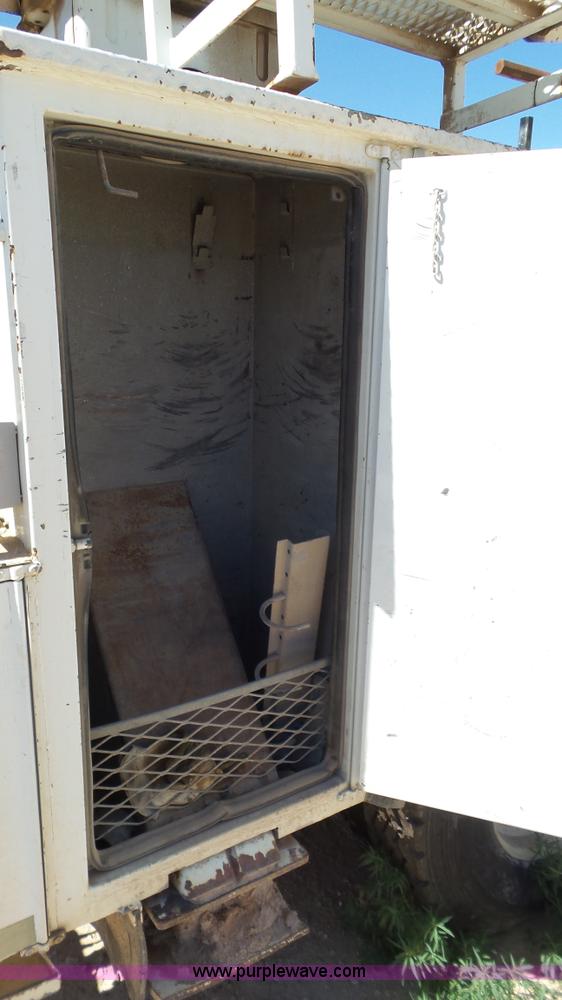 image for item L6557 1999 International 4800 digger derrick truck