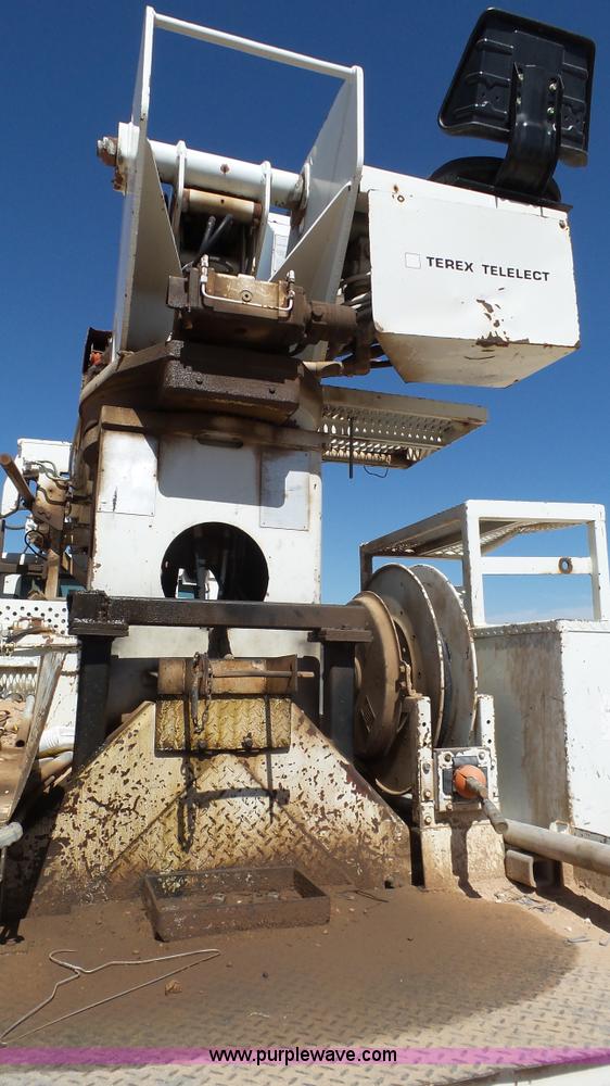 image for item L6557 1999 International 4800 digger derrick truck