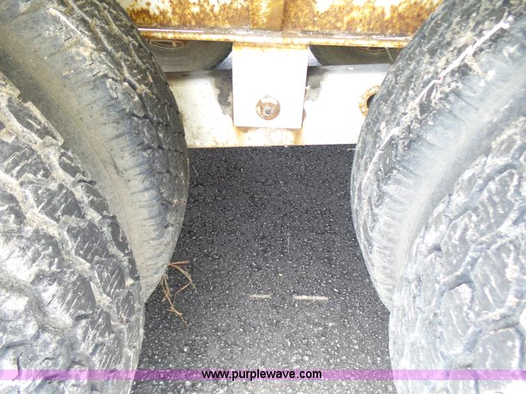 image for item L7046 2002 L&L equipment trailer