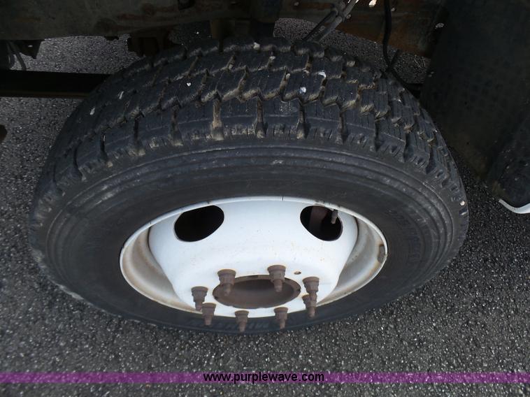 image for item L7052 2002 Ford F450 Super Duty XLT Crew Cab dump bed truck