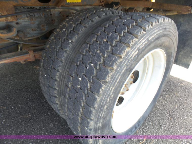 image for item L7052 2002 Ford F450 Super Duty XLT Crew Cab dump bed truck