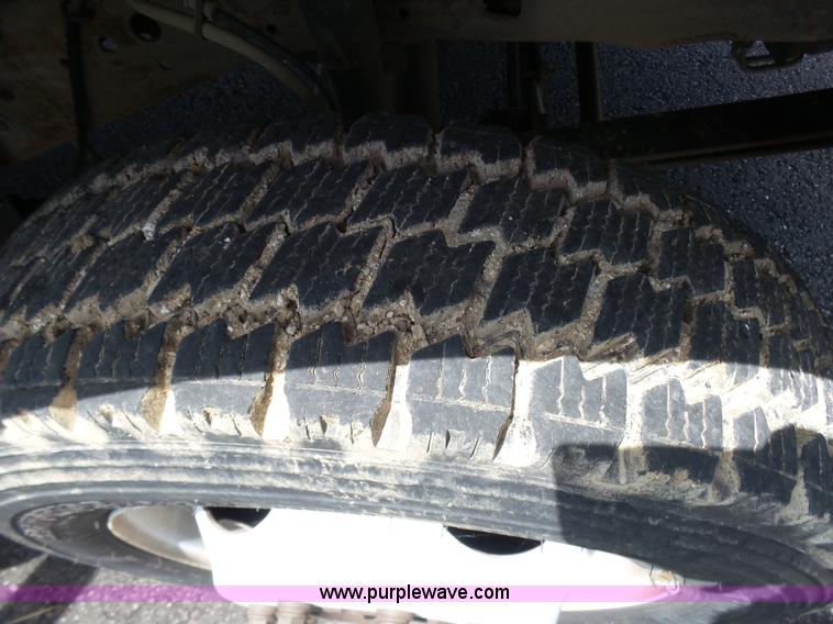 image for item L7052 2002 Ford F450 Super Duty XLT Crew Cab dump bed truck