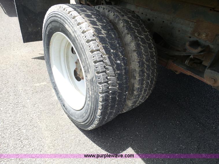 image for item L7052 2002 Ford F450 Super Duty XLT Crew Cab dump bed truck