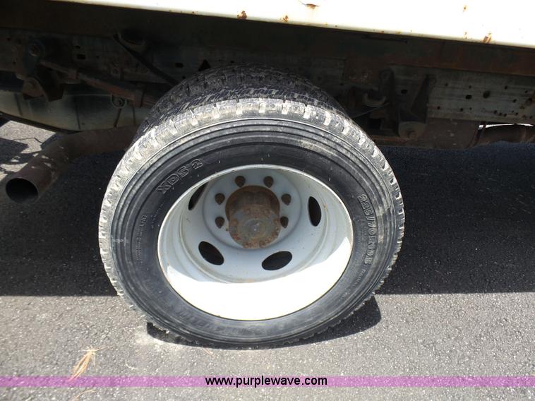 image for item L7052 2002 Ford F450 Super Duty XLT Crew Cab dump bed truck