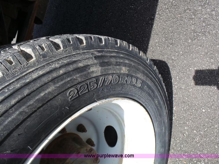 image for item L7052 2002 Ford F450 Super Duty XLT Crew Cab dump bed truck